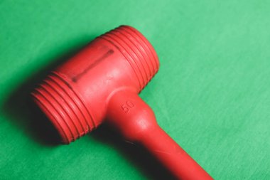 kırmızı ve siyah plastik çekiç