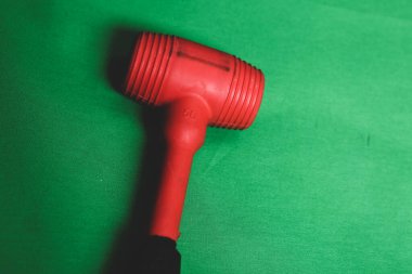 kırmızı ve siyah plastik çekiç