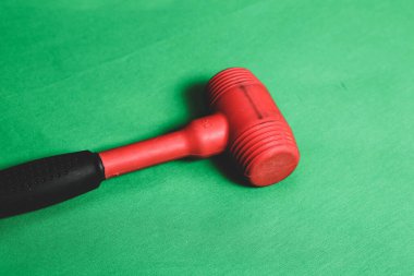 kırmızı ve siyah plastik çekiç