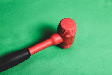 kırmızı ve siyah plastik çekiç