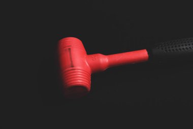 kırmızı ve siyah plastik çekiç