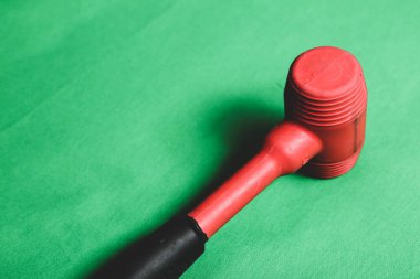 kırmızı ve siyah plastik çekiç