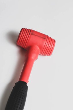 kırmızı ve siyah plastik çekiç