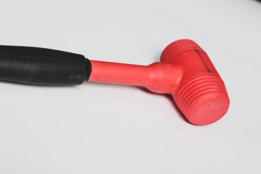 kırmızı ve siyah plastik çekiç