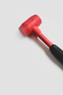 kırmızı ve siyah plastik çekiç