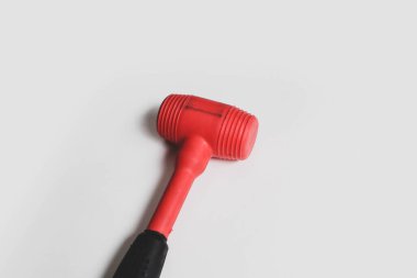 kırmızı ve siyah plastik çekiç