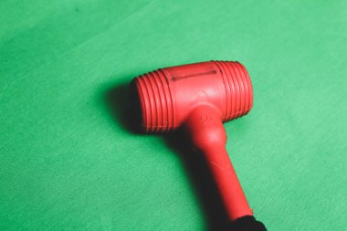 kırmızı ve siyah plastik çekiç