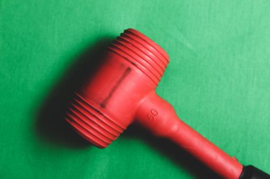 kırmızı ve siyah plastik çekiç