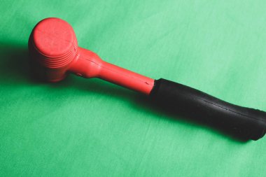 kırmızı ve siyah plastik çekiç