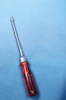 Plastik saplı tornavida.