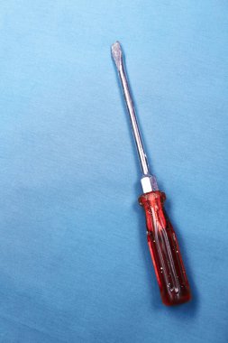 Plastik saplı tornavida.