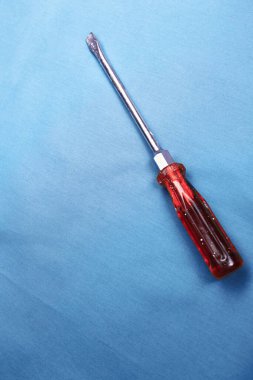 Plastik saplı tornavida.