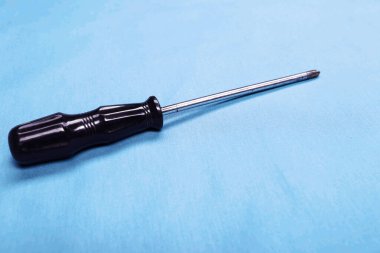 Plastik saplı tornavida.