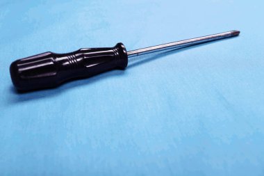 Plastik saplı tornavida.