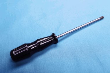 Plastik saplı tornavida.