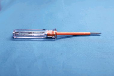 Plastik saplı tornavida.