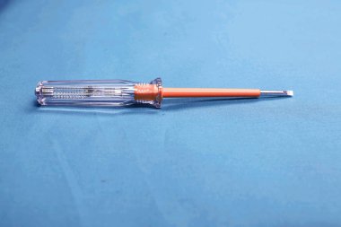 Plastik saplı tornavida.