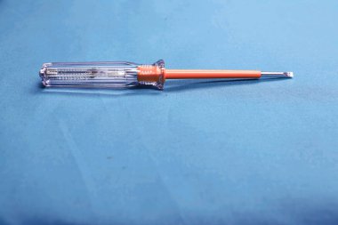 Plastik saplı tornavida.