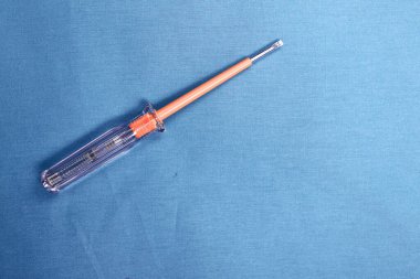 Plastik saplı tornavida.