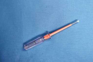 Plastik saplı tornavida.