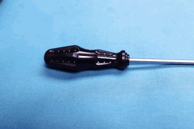 Plastik saplı tornavida.