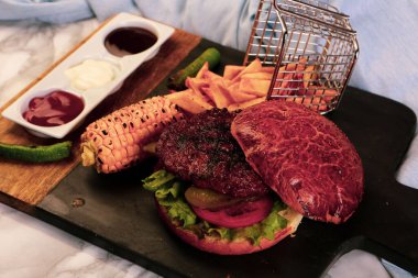 Taze sebzeli ev yapımı hamburger.