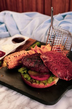 Taze sebzeli ev yapımı hamburger.