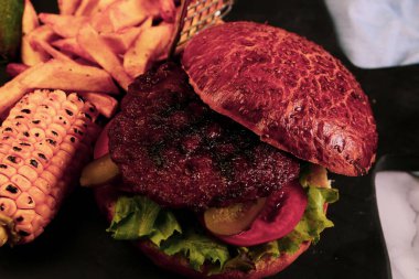 Taze sebzeli ev yapımı hamburger.