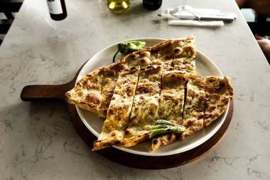 Geleneksel Türkçe fırında pide. Türk pizzası, Orta Doğu aperatifleri. Türk mutfağı. Et ile doldurulmuş çam