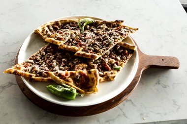 Geleneksel Türkçe fırında pide. Türk pizzası, Orta Doğu aperatifleri. Türk mutfağı. Et ile doldurulmuş çam