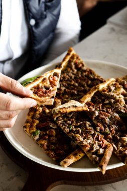 Geleneksel Türkçe fırında pide. Türk pizzası, Orta Doğu aperatifleri. Türk mutfağı. Et ile doldurulmuş çam