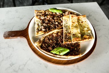 Geleneksel Türkçe fırında pide. Türk pizzası, Orta Doğu aperatifleri. Türk mutfağı. Et ile doldurulmuş çam