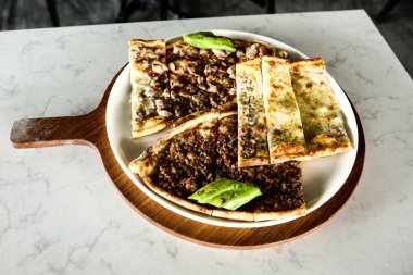 Geleneksel Türkçe fırında pide. Türk pizzası, Orta Doğu aperatifleri. Türk mutfağı. Et ile doldurulmuş çam