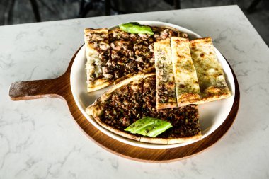 Geleneksel Türkçe fırında pide. Türk pizzası, Orta Doğu aperatifleri. Türk mutfağı. Et ile doldurulmuş çam