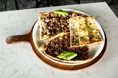 Geleneksel Türkçe fırında pide. Türk pizzası, Orta Doğu aperatifleri. Türk mutfağı. Et ile doldurulmuş çam