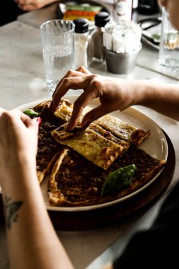 Geleneksel Türkçe fırında pide. Türk pizzası, Orta Doğu aperatifleri. Türk mutfağı. Et ile doldurulmuş çam