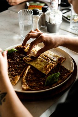 Geleneksel Türkçe fırında pide. Türk pizzası, Orta Doğu aperatifleri. Türk mutfağı. Et ile doldurulmuş çam