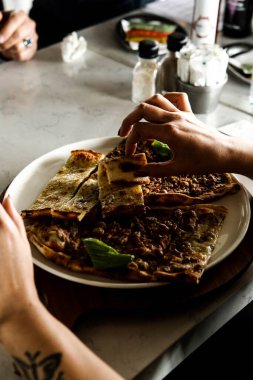Geleneksel Türkçe fırında pide. Türk pizzası, Orta Doğu aperatifleri. Türk mutfağı. Et ile doldurulmuş çam