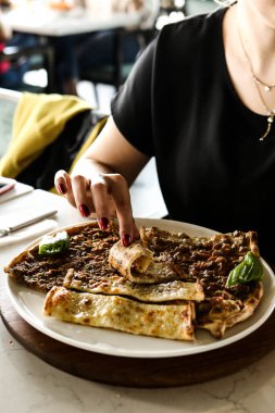 Geleneksel Türkçe fırında pide. Türk pizzası, Orta Doğu aperatifleri. Türk mutfağı. Et ile doldurulmuş çam