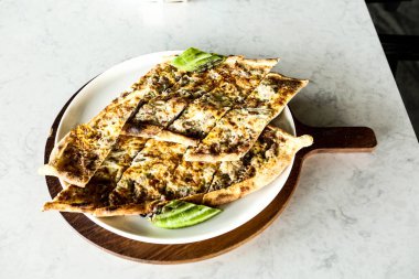 Geleneksel Türkçe fırında pide. Türk pizzası, Orta Doğu aperatifleri. Türk mutfağı. Et ile doldurulmuş çam