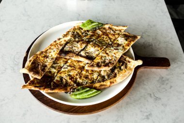 Geleneksel Türkçe fırında pide. Türk pizzası, Orta Doğu aperatifleri. Türk mutfağı. Et ile doldurulmuş çam