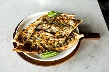 Geleneksel Türkçe fırında pide. Türk pizzası, Orta Doğu aperatifleri. Türk mutfağı. Et ile doldurulmuş çam