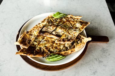 Geleneksel Türkçe fırında pide. Türk pizzası, Orta Doğu aperatifleri. Türk mutfağı. Et ile doldurulmuş çam