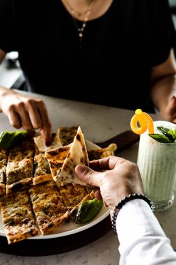 Geleneksel Türkçe fırında pide. Türk pizzası, Orta Doğu aperatifleri. Türk mutfağı. Et ile doldurulmuş çam