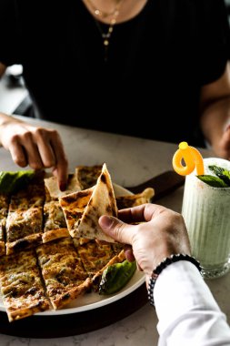 Geleneksel Türkçe fırında pide. Türk pizzası, Orta Doğu aperatifleri. Türk mutfağı. Et ile doldurulmuş çam