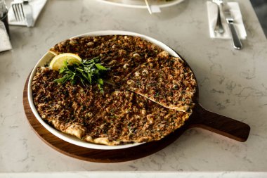 Geleneksel Türkçe fırında pide. Türk pizzası, Orta Doğu aperatifleri. Türk mutfağı. Et ile doldurulmuş çam