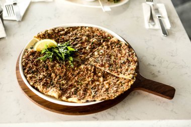 Geleneksel Türkçe fırında pide. Türk pizzası, Orta Doğu aperatifleri. Türk mutfağı. Et ile doldurulmuş çam