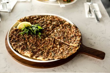 Geleneksel Türkçe fırında pide. Türk pizzası, Orta Doğu aperatifleri. Türk mutfağı. Et ile doldurulmuş çam