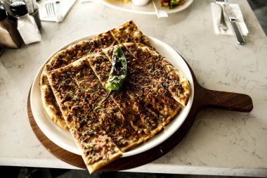 Geleneksel Türkçe fırında pide. Türk pizzası, Orta Doğu aperatifleri. Türk mutfağı. Et ile doldurulmuş çam