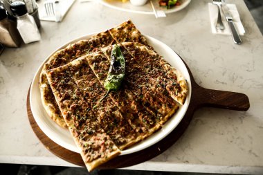 Geleneksel Türkçe fırında pide. Türk pizzası, Orta Doğu aperatifleri. Türk mutfağı. Et ile doldurulmuş çam